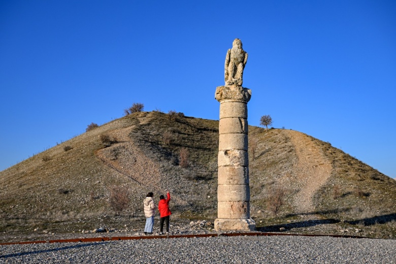 Nemrut Dağı Ören Yeri, Cendere Köprüsü, Karakuş Tümülüsü ve Perre Antik Kenti manzaraları