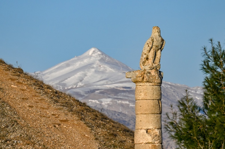 Nemrut Dağı Ören Yeri, Cendere Köprüsü, Karakuş Tümülüsü ve Perre Antik Kenti manzaraları