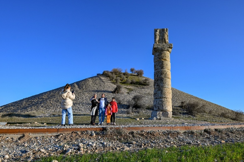 Nemrut Dağı Ören Yeri, Cendere Köprüsü, Karakuş Tümülüsü ve Perre Antik Kenti manzaraları