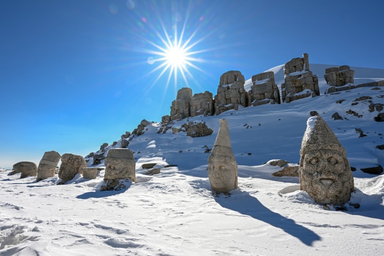 Nemrut Dağı Ören Yeri, Cendere Köprüsü, Karakuş Tümülüsü ve Perre Antik Kenti manzaraları