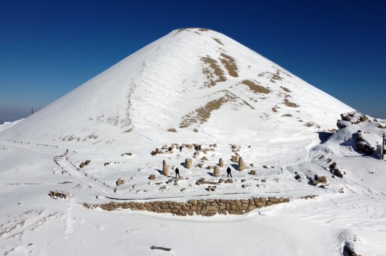 Nemrut Dağı Ören Yeri, Cendere Köprüsü, Karakuş Tümülüsü ve Perre Antik Kenti manzaraları