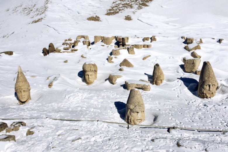 Nemrut Dağı Ören Yeri, Cendere Köprüsü, Karakuş Tümülüsü ve Perre Antik Kenti manzaraları