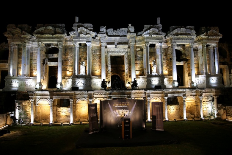 Pamukkale ve Hierapolis Antik Kenti'den gece manzaraları