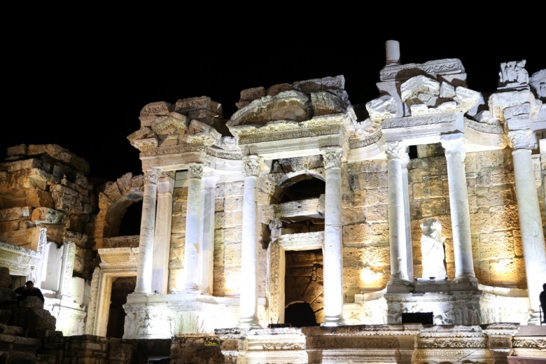 Pamukkale ve Hierapolis Antik Kenti'den gece manzaraları