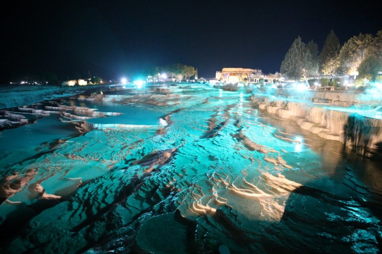 Pamukkale ve Hierapolis Antik Kenti'den gece manzaraları