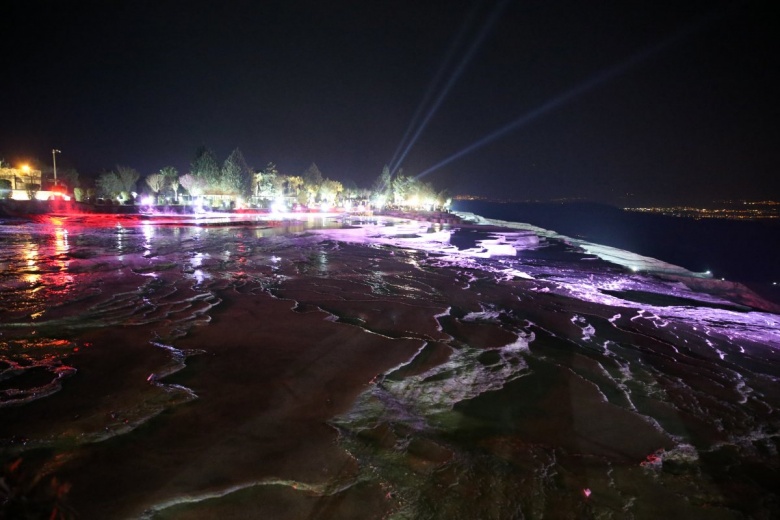 Pamukkale ve Hierapolis Antik Kenti'den gece manzaraları