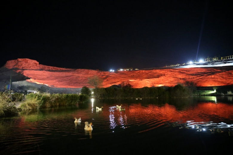 Pamukkale ve Hierapolis Antik Kenti'den gece manzaraları