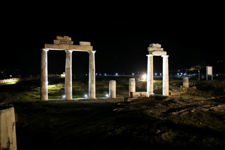 Pamukkale ve Hierapolis Antik Kenti'den gece manzaraları