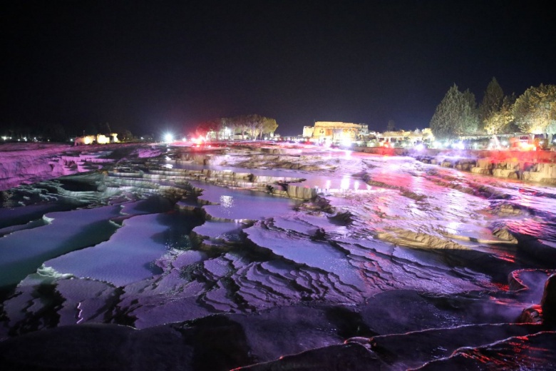 Pamukkale ve Hierapolis Antik Kenti'den gece manzaraları