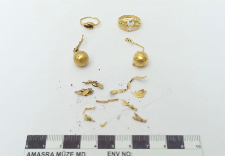 Amasra'da lojman inşaatı sırasında içinde altın takılarlar olan Roma mezarları bulundu