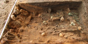 Veba salgını yıllarına ait 500den fazla insanın gömüldüğü toplu mezar alanı bulundu