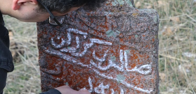 Çakırı'nın tarihi mezar taşları tek tek okunarak kayıt altına alınıyor