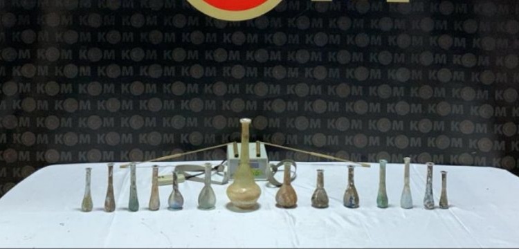 Edirne'de bir araçta gözyaşı şişeleri ve define arama cihazları yakalandı
