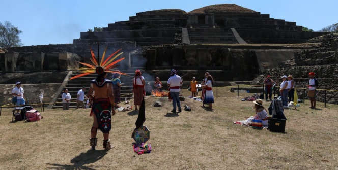 Tazumal Arkeoloji Parkında, El Salvadorun ilkbahar ekinoksunu karşılama ritüeli