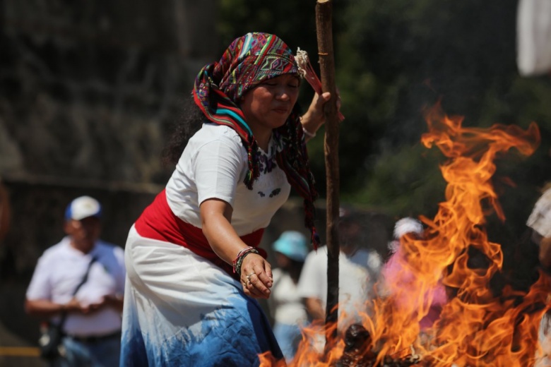 Tazumal Arkeoloji Parkı'nda, El Salvador'un ilkbahar ekinoksunu karşılama ritüeli