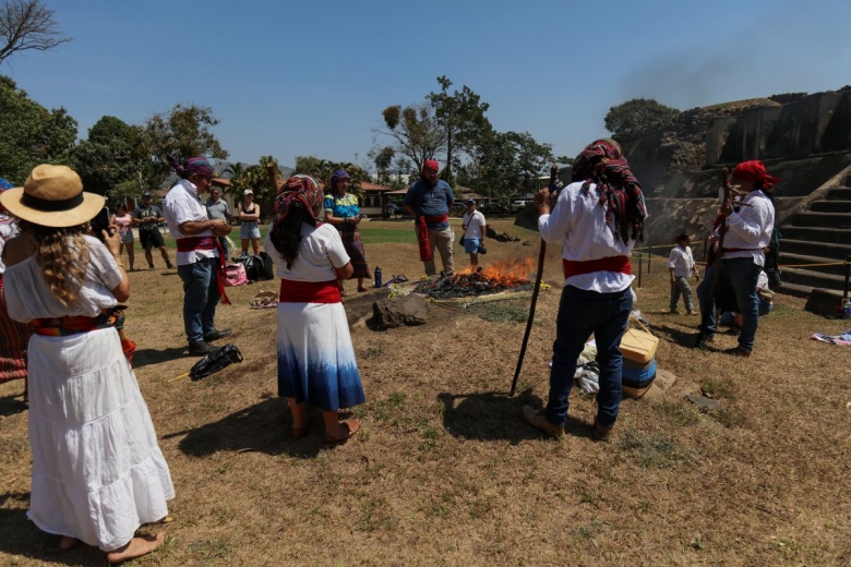 Tazumal Arkeoloji Parkı'nda, El Salvador'un ilkbahar ekinoksunu karşılama ritüeli