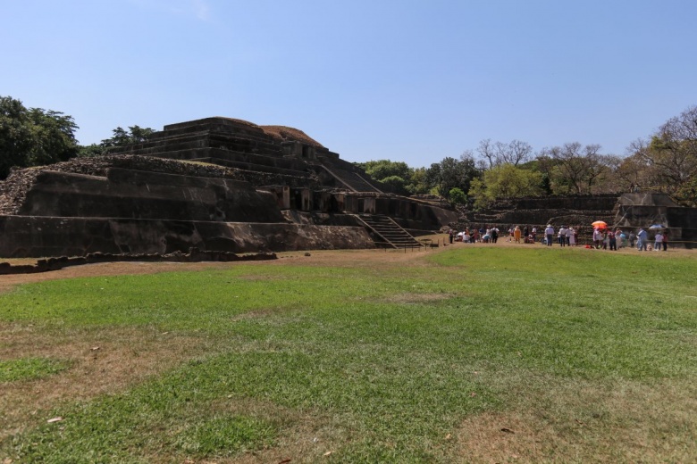 Tazumal Arkeoloji Parkı'nda, El Salvador'un ilkbahar ekinoksunu karşılama ritüeli