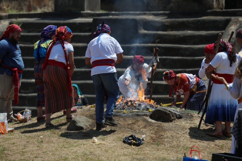 Tazumal Arkeoloji Parkı'nda, El Salvador'un ilkbahar ekinoksunu karşılama ritüeli