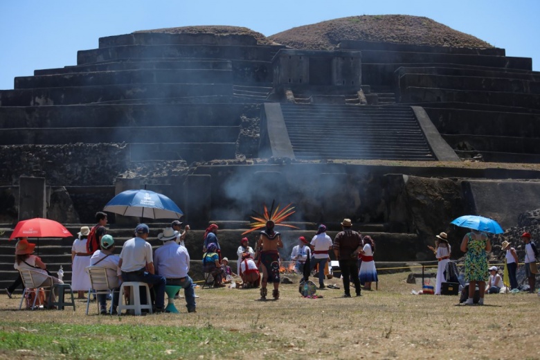 Tazumal Arkeoloji Parkı'nda, El Salvador'un ilkbahar ekinoksunu karşılama ritüeli