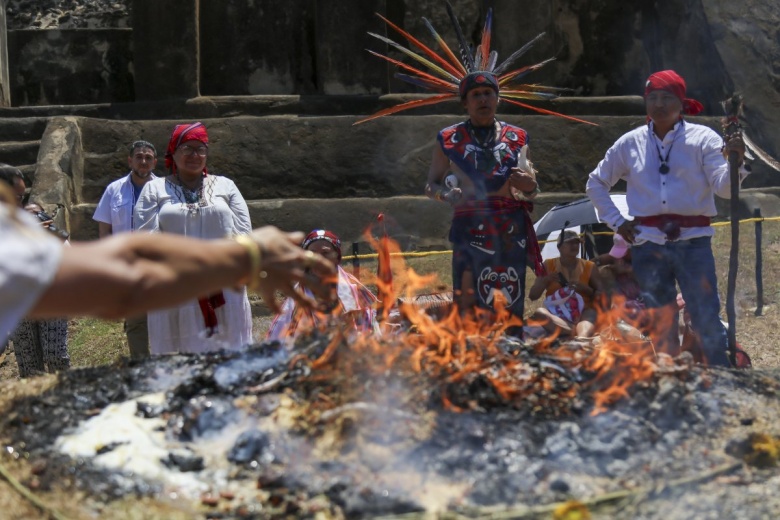 Tazumal Arkeoloji Parkı'nda, El Salvador'un ilkbahar ekinoksunu karşılama ritüeli