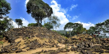 Gunung Padang dağının 27.000 yıllık piramit olduğunu savunan makale geri çekildi