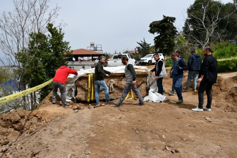 Hatay'ın Defne ilçesinde bir evin bahçesinde bulunan lahit müzeye kaldırıldı
