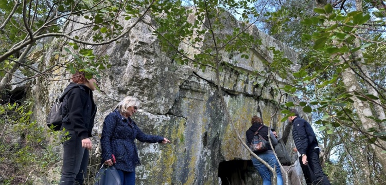 Marmaris'teki Karya dönemi kaya mezarını ziyarete açma çalışmaları başladı
