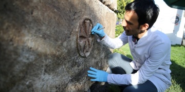 Diyarbakır surlarındaki arkeoloji kazılarında Malta Haçlı lahit bulundu