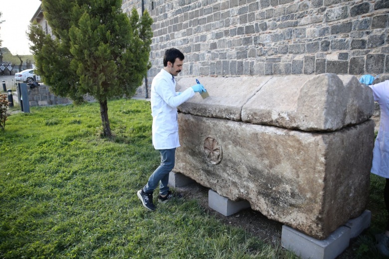 Diyarbakır Surlarında bulunan Malta Haçı motifli antik lahit