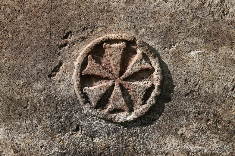 Diyarbakır Surlarında bulunan Malta Haçı motifli antik lahit