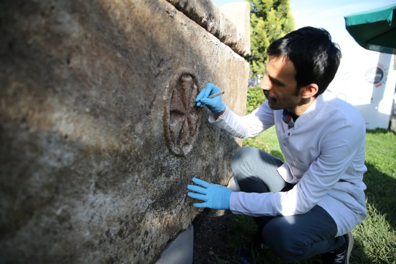 Diyarbakır Surlarında bulunan Malta Haçı motifli antik lahit