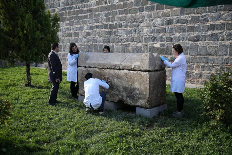 Diyarbakır Surlarında bulunan Malta Haçı motifli antik lahit