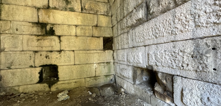 Amasra'da Antik Roma tiyatrosu harabesinde kaçak kazı yapan 6 defineci yakalandı