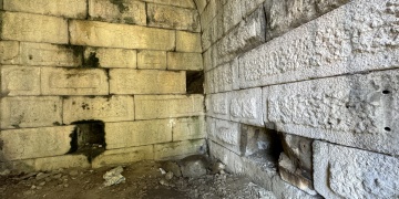 Amasrada Antik Roma tiyatrosu harabesinde kaçak kazı yapan 6 defineci yakalandı