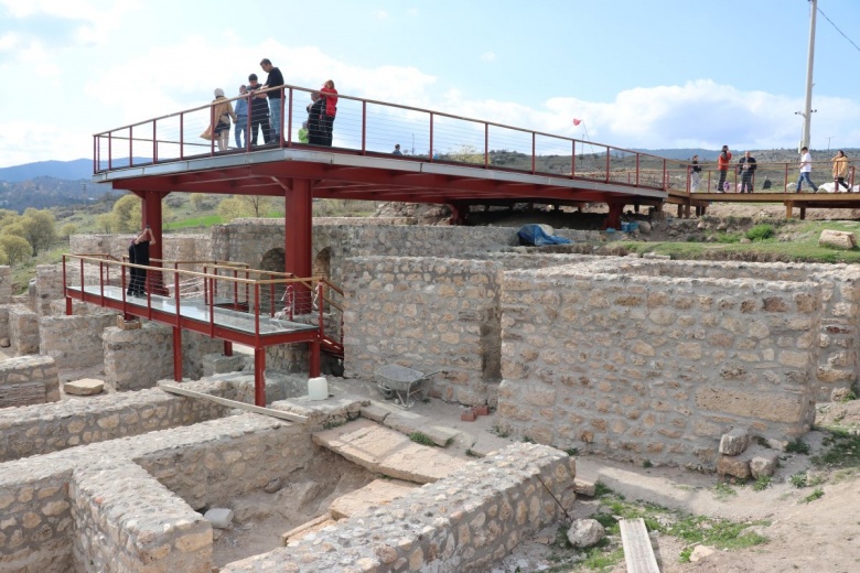 Hadrianopolis Antik Kenti'ndeki hamam cam terasla gezilebilir hale geldi