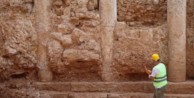 Antalyada restorasyonu süren Hıdırlık Kulesi alanında sütunlu bir antik yapı keşfedildi