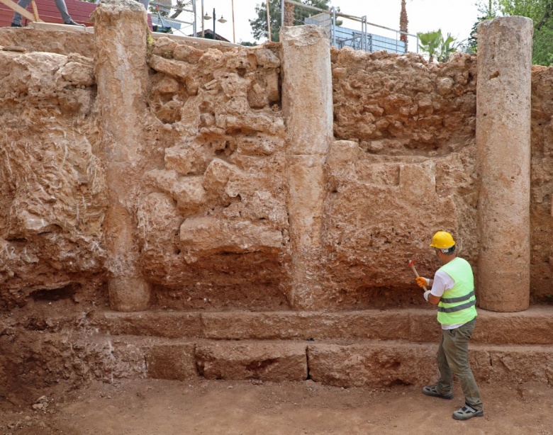 Antalya'da restorasyonu süren Hıdırlık Kulesi alanında sütunlu bir antik yapı keşfedildi