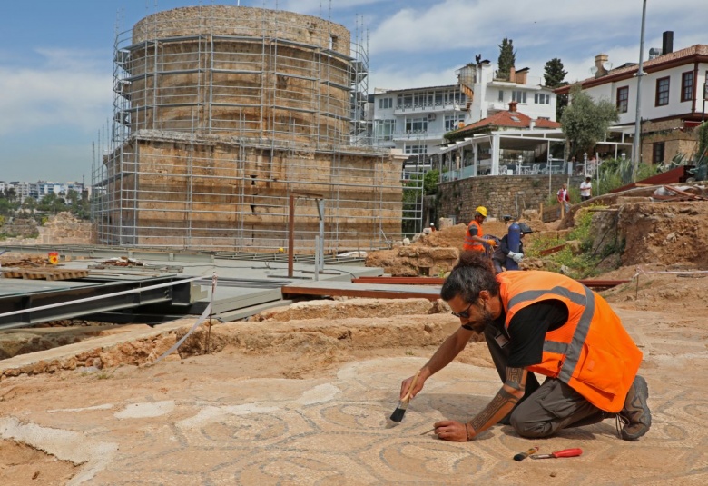 Antalya'da restorasyonu süren Hıdırlık Kulesi alanında sütunlu bir antik yapı keşfedildi