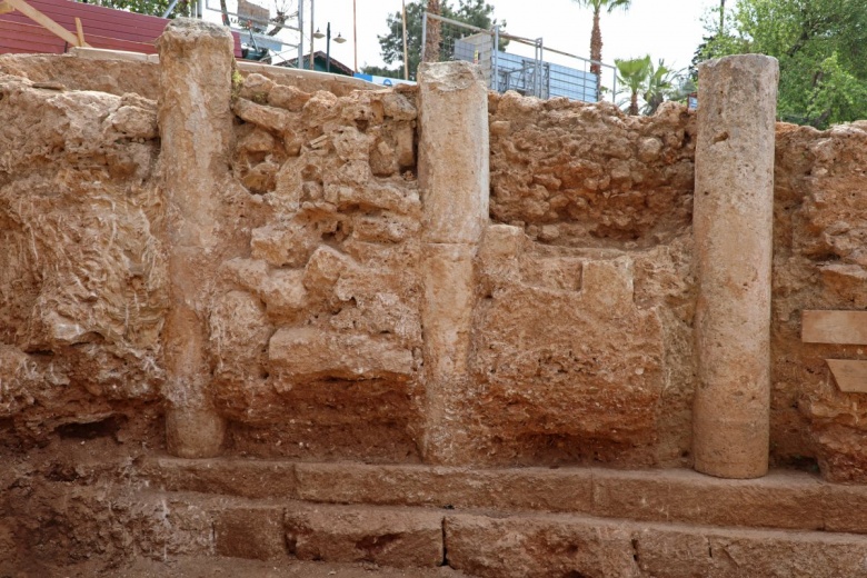 Antalya'da restorasyonu süren Hıdırlık Kulesi alanında sütunlu bir antik yapı keşfedildi