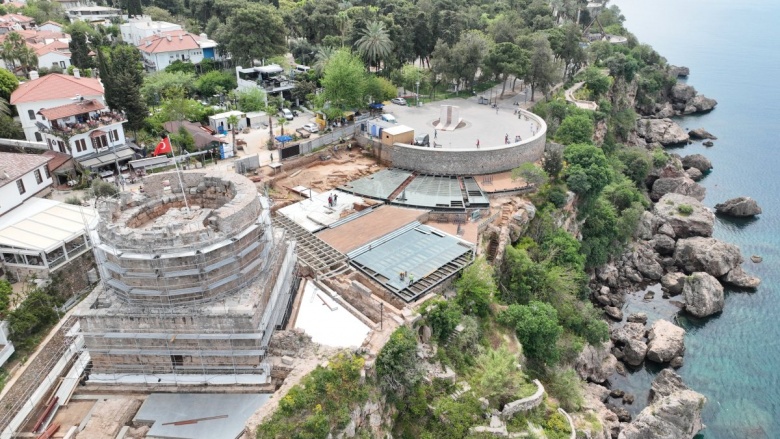 Antalya'da restorasyonu süren Hıdırlık Kulesi alanında sütunlu bir antik yapı keşfedildi