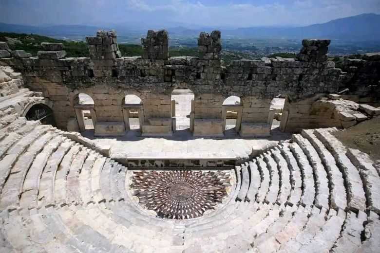 Kibyra Antik Kenti'nde ziyarete açılan eşsiz Medusa mozaiği