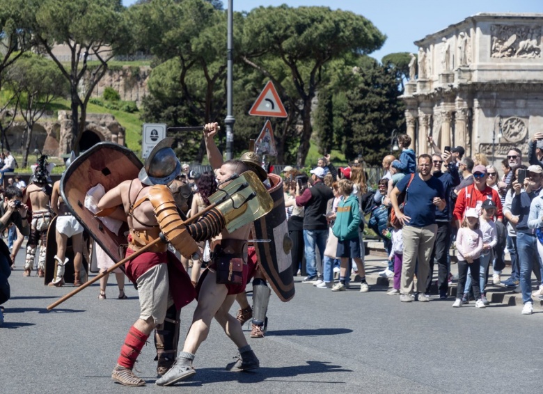 Roma'nın 2 bin 777'nci doğum günü geleneksel etkinliklerle kutlandı.