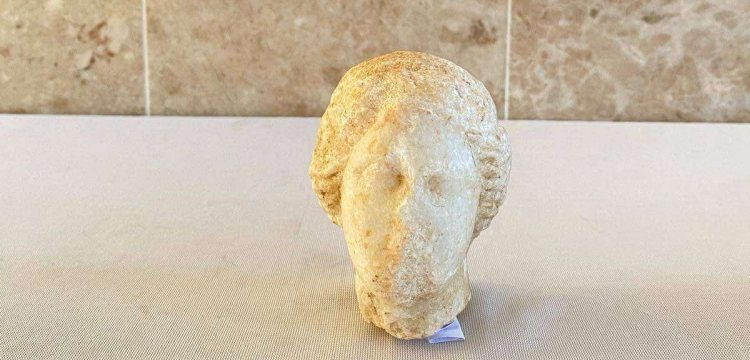 Nazilli'de kaçak kazıda 2 bin yılık heykel başı bulan defineci suçüstü yakalandı