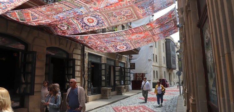 Bakü Halı Festivali'nde yer gök halı motifleri ile kaplandı