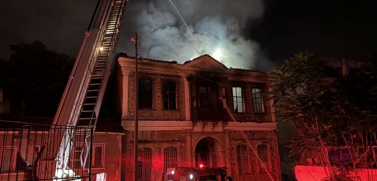 İzmir'in Basmane semtindeki iki katlı tarihi binada yangın çıktı