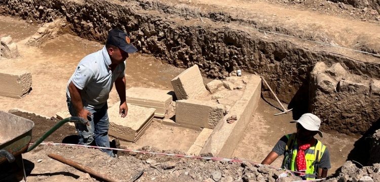 Milas'ta yıkılıp yeninden inşa edilecek binaın temelinde arkeolojik kalıntılar bulundu