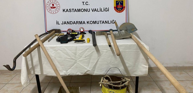 Kastamonu'da kaçak kazı yapan 5 defineci suçüstü yakalandı