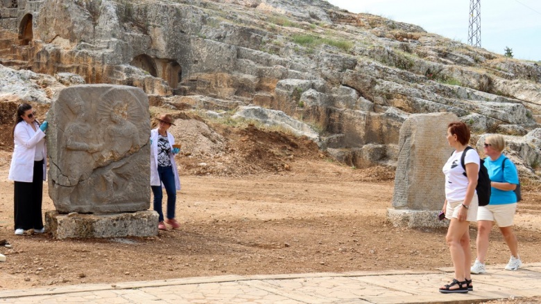 Gerger'de köylülerin bulduğu 2 bin yıllık anıt ve kitabenin restorasyonu tamamlandı