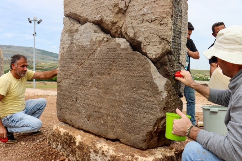 Gerger'de köylülerin bulduğu 2 bin yıllık anıt ve kitabenin restorasyonu tamamlandı