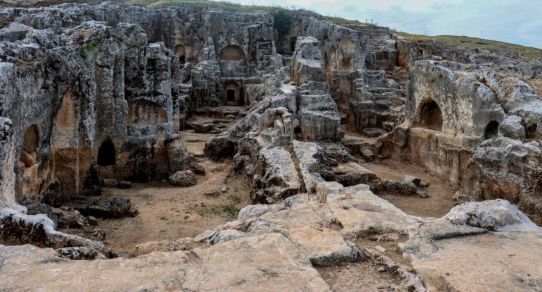 Gerger'de köylülerin bulduğu 2 bin yıllık anıt ve kitabenin restorasyonu tamamlandı